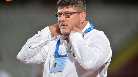 Spectacol total "marca" Pustai! Antrenorul Gazului Metan a recitat poezii la conferința de presă | Păunescu și Nichita Stănescu sunt favoriții săi