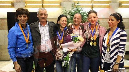 "Fetele de aur" au ajuns în țară!** 'Suntem favorite la JO din Londra' FOTO