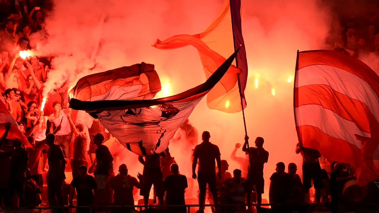 Galeria lui Dinamo a produs un mic incendiu în peluză, în finalul meciului cu Steaua