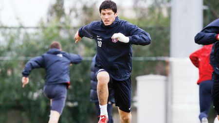 Recuperare pe ringul de dans!** Cristi Tănase, în club cu mâna-n ghips!