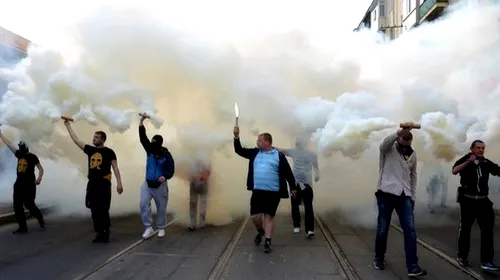 FOTO & VIDEO Ultrașii s-au bătut cu separatiștii. La Harkov, galeriile unite ale lui Dnipro și Metalist au fost atacate de un grup de persoane ce vor alipirea la Rusia