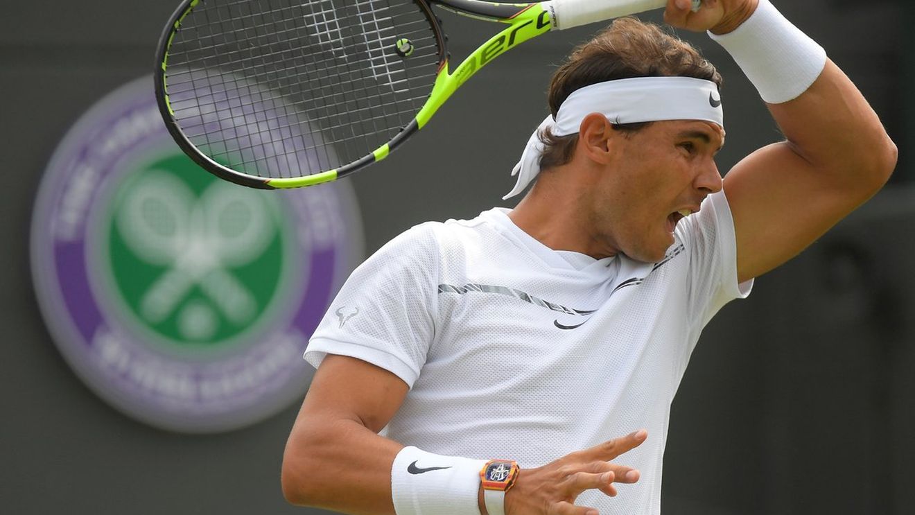 Rafael Nadal a obținut cel mai clar succes al său la Wimbledon și merge în turul secund, după victoria cu numărul 850 a carierei. Ibericul a impresionat la primul meci oficial disputat pe iarbă după o pauză de doi ani
