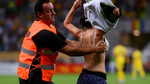 „Da, mamă, sunt…”. O fană a intrat pe teren la meciul cu Grecia și a încercat să se dezbrace :). FOTO | Cum arată tânăra și ce mesaj purta