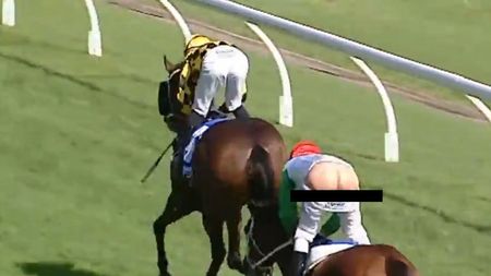 Mai jenant nu se poate! VIDEO NECENZURAT | Ce a pățit un jocheu pe ultima sută de metri! Încerca să câștige cursa, dar a reușit să devină vedetă mondială