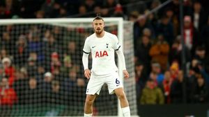 Ce au simțit colegii lui Radu Drăguşin de la Tottenham, când românul a intrat în meciul cu Aston Villa! Dezvăluirile reputatului jurnalist englez: "Au văzut asta"