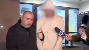 Antrenorul de înot de la Dinamo a recunoscut violul, după ce a fost prins cu imagini de pe camerele de supraveghere din momentul agresiunii! Ce au descoperit procurorii în timpul anchetei