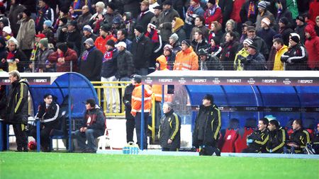 Și ei vorbesc la telefon în timpul meciului! **Sammy Lee a ținut legătura cu un oficial de la tribuna 0