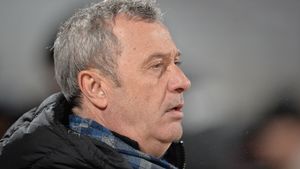 Cornel Dinu are și cuvinte de laudă, dar nu până la capăt: "Mircea Rednic face o muncă foarte grea, riscă, e inteligent...Am o singură rezervă"