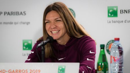 Roland Garros 2019 | Un altfel de interviu pentru Simona Halep: "M-am născut să port blugi și hanorac. La Paris nu te joci cu moda". Momentul care a marcat-o: "M-am simțit prost, am intrat repede pe Google să caut informații"