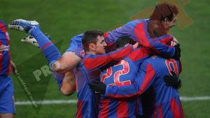 Actorul Cristi Tănase intră pe Calea Victoriei