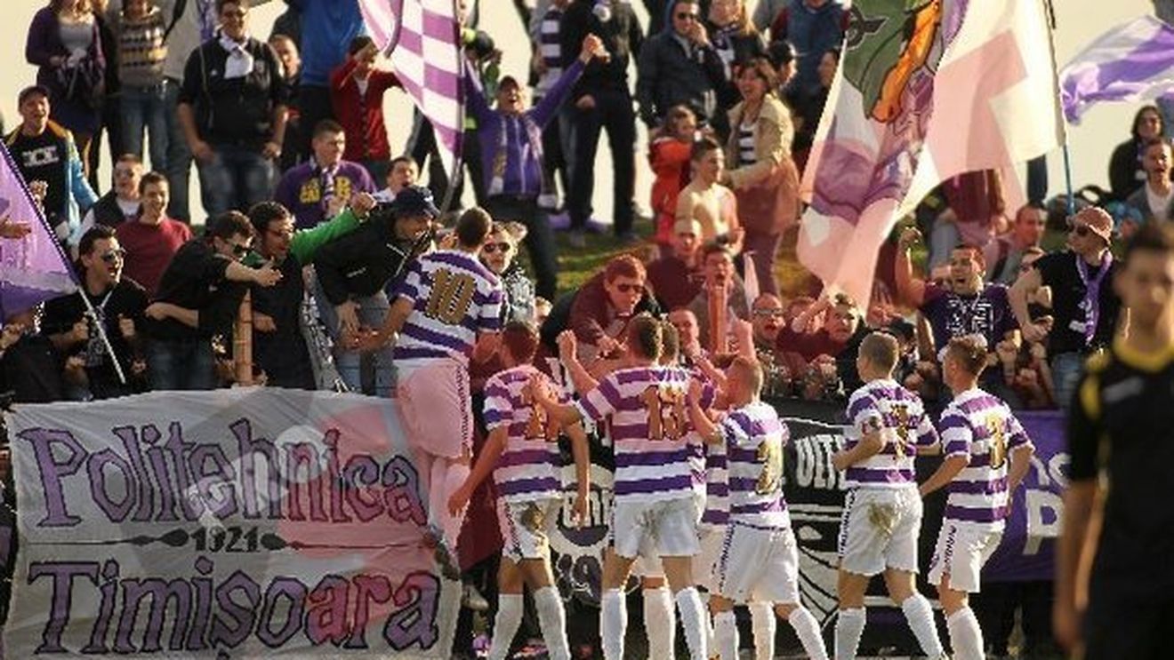 Dacă nu e Roti, e Titi!** Varga a debutat pentru ASU Poli la 48 de ani: "L-am scos de la naftalină"