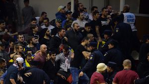 VIDEO | Spirite încinse într-un nou derby! Petre Marin, Aliuță și Miu, față în față cu fanii rapidiști care-i înjurau. Cum s-au terminat scenele tensionate