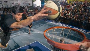 VIDEO Gravitatia a fost ridiculizata la Wizz Air Sport Arena Streetball