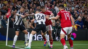 Fotbalistul a fost fotografiat cu 4 femei, după ce și-a părăsit nevasta într-un mod brutal