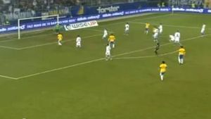 A strâns toți fundașii într-un singur punct și a trecut prin ei!** Faza după care un puști de 19 ani a atras atenția granzilor Europei! VIDEO