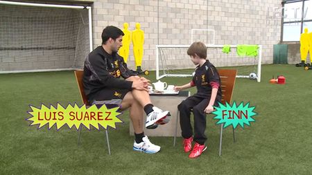 "Iei biscuitele, îl înmoi și...mănânci!" Luis Suarez, învățat de un puști să savureze un ceai englezesc. Ce a vrut copilul, la schimb