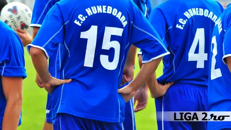 FC Hunedoara**, datoare până peste cap