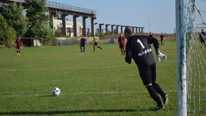AFC Rapid a făcut egal cu o echipă al cărei portar are o singură mână. Tudorel Mihăilescu, de la Frăția, are 49 de ani și, ajutat de mai mulți colegi trecuți de 50 de ani, le-a ținut piept giuleștenilor în Liga 5