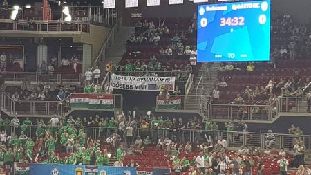 FOTO | Banner-ul afișat de fanii maghiari la Final Four-ul de la Budapesta: "1918: Bunica mea..." Forțele de ordine au intervenit imediat și au interzis mesajul