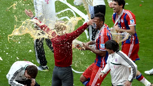 FOTO - Moment jenant cu Pep Guardiola în prim plan. Spaniolul a scăpat trofeul primit pentru câștigarea Bundesligii 