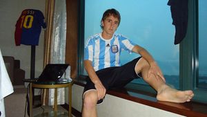 FOTO - Lucas "Messi" Garcia, pregătit pentru El Clasico. A agățat pe perete un poster cu idolul lui, alături de două afișe cu fiica sa 