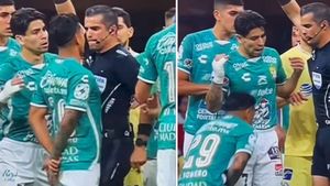 Reacția arbitrului care a lovit un fotbalist cu genunchiul între picioare! Totul s-a întâmplat la un derby din prima ligă a Mexicului, iar imaginile fac înconjurul lumii | VIDEO