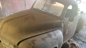 A găsit într-un hambar o camionetă din 1949. Cum arată și cât cere pe ea