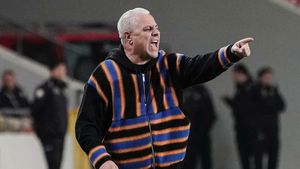 Marius Șumudică a făcut senzație cu hanoracul său multicolor! Ce firmă poartă și cât costă un astfel de „exemplar rar”