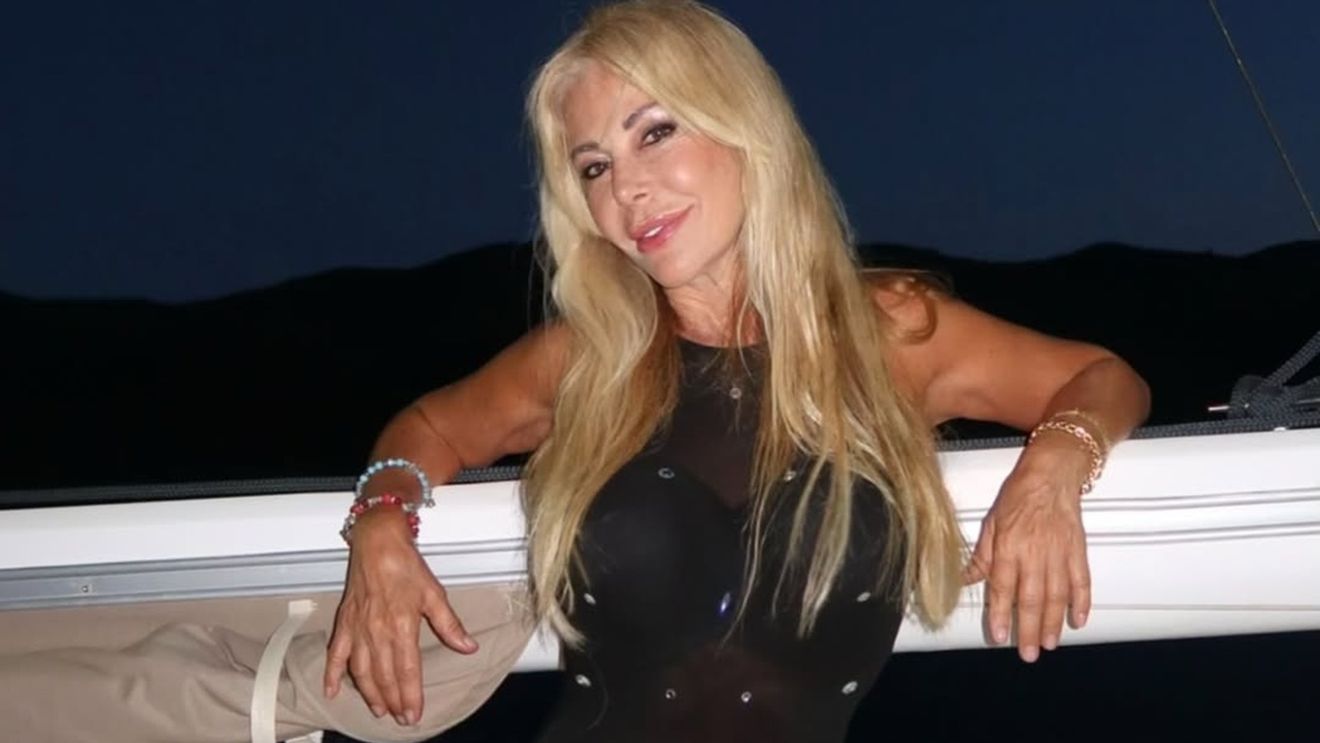 La 73 de ani, stârnește controverse pentru că se fotografiază și se filmează goală. A apărut alături de Ronaldinho