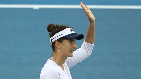 Irina Begu luptă fantastic, revine de la set pierdut și 2-5, iar în decisiv găsește reglajele potrivite pentru a-și netezi culoar clar spre victorie. Românca este în sferturi, la Hobart