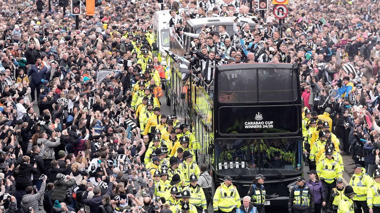 Aşa arată bucuria fotbalului. Imagini fabuloase cu sute de mii de oameni, ieşiți în stradă pentru a sărbători primul trofeu câştigat de Newcastle după 70 de ani