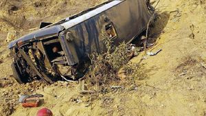 Tragedie în lumea fotbalului! Autocarul în care se aflau 48 de suporteri a căzut de la 15 metri, iar 8 persoane au murit | FOTO & VIDEO