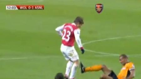 VIDEO Arshavin putea fi noul Eduardo! Vezi un tackling de "caz penal" ce îi putea pune capăt carierei!
