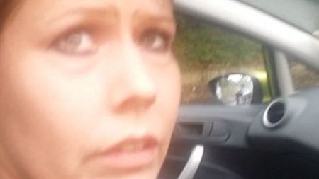 E incredibil ce putea să facă această blondă la volan, pe autostradă! A fost oprită de un alt șofer și trasă la răspundere. Dialog halucinant