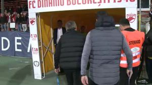 Momente tensionate după Dinamo - Viitorul cu Gică Hagi și fanii "câinilor"! Cum a răspuns "Regele" provocărilor din tribună
