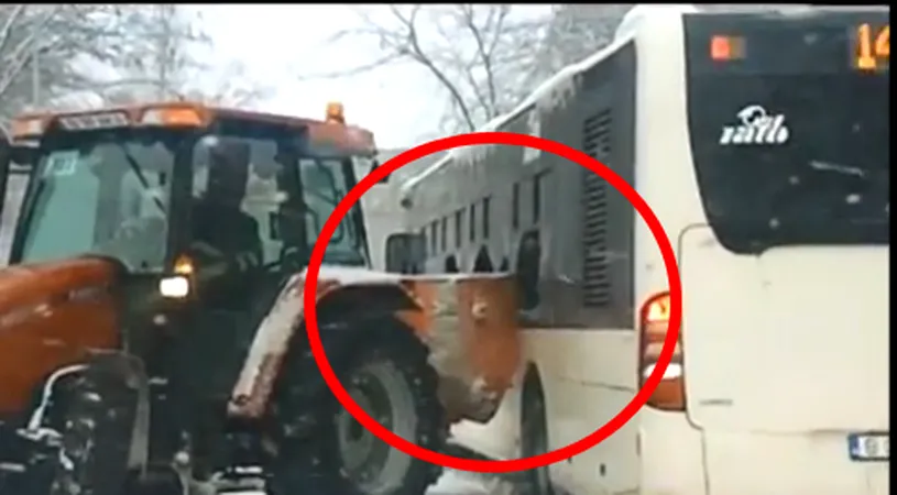 Deszăpezitul e SPORT EXTREM în România!** VIDEO Ce se întâmplă când un tractor și un autobuz se întâlnesc