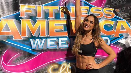 O româncă a urcat pe podium la concursul Fitness America 2016. Anca Bucur e fostă componentă a lotului de gimnastică ritmică 