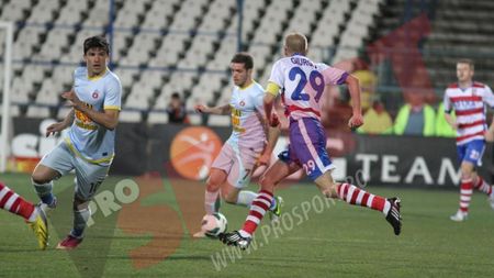 Tănase, încă o dată absent!** "Nu știu dacă Stanciu îi ajută" Ă‚sta e postul în care Reghe trebuie să "inventeze" ceva: