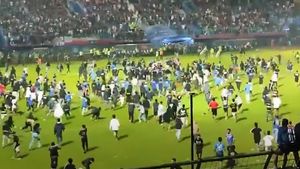 Tragedie inimaginabilă la derby-ul din Indonezia! Un fost fotbalist din Liga 1, martor: „Din ce știu, sunt 200 de morți” | VIDEO