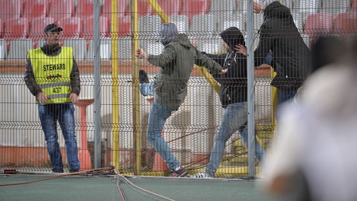 Ultrașii din PCH nu au mai suportat umilința! GALERIE FOTO | Gestul extrem al fanilor, în timpul meciului cu Viitorul. Ce au făcut înainte ca jandarmii să intervină