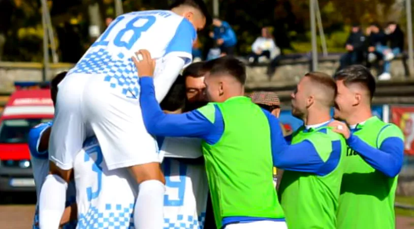 Nimeni nu pare că poate opri Corvinul Hunedoara în Liga 2. Victorie la pas cu FC Bacău, dar Florin Maxim a remarcat: ”Aici va fi cheia în acest sezon, să fim concentraţi”