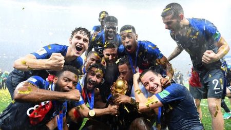 VIDEO | A fost haos în vestiarul Franței după câștigarea Cupei Mondiale. Desailly și Jean-Pierre Papin au jucat "umăr la umăr" cu Pogba 