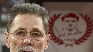 Cornel Dinu, fără milă la adresa lui Andrei Nicolescu, după ce șeful lui Dinamo a spus că „Mister” are o problemă personală cu el. „Este o diversiune murdară. Inventează cu acea încercare a lui de zâmbet pe față. La el, gura este pusă între urechi, în spatele cerebelului. Dacă o exista... cerebelul!” EXCLUSIV