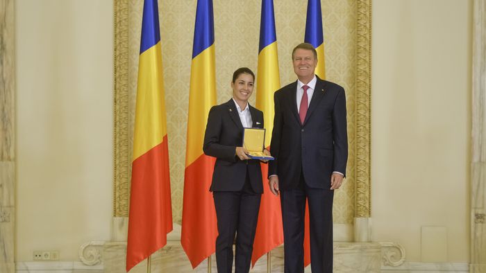 VIDEO | Loredana Dinu: "Am simțit că leșin și mă reîntorc în luptă. Și iar leșin". Reacția spadasinei după ce a fost decorată de Iohannis