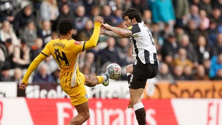 A prins transferul carierei, de 70.000.000 de euro, de la Cluj, iar acum s-a logodit. Iubita lui a postat inelul imens