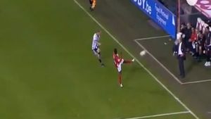 VIDEO** Antrenorii au viață grea! Tehnicianul lui Standard, aproape doborât de o minge venită din piciorul unui elev :)