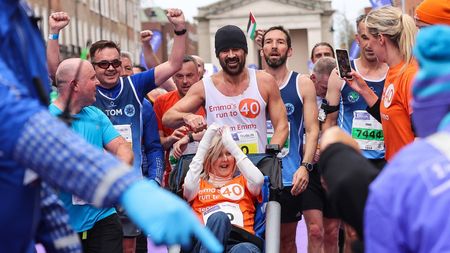 Colin Farrell a alergat maratonul de la Dublin şi pe ultimii 4 kilometri i-a terminat în timp ce îşi împingea prietena aflată în scaun cu rotile
