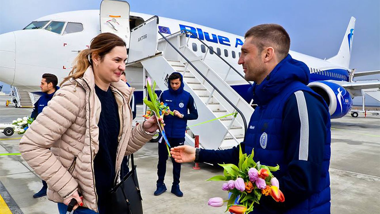 FOTO | Fotbaliștii Iașiului au împărțit flori doamnelor și domnișoarelor, la Aeroport