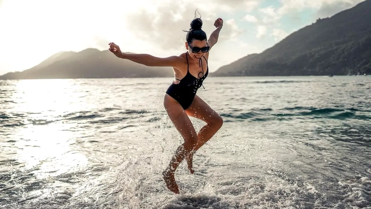 Imaginile cu Corina Caragea candidează deja la cele mai hot ale anului! Cum arată frumoasa prezentatoare a știrilor sportive de la PRO TV în costum de baie, pe plajele din Seychelles! GALERIE FOTO
