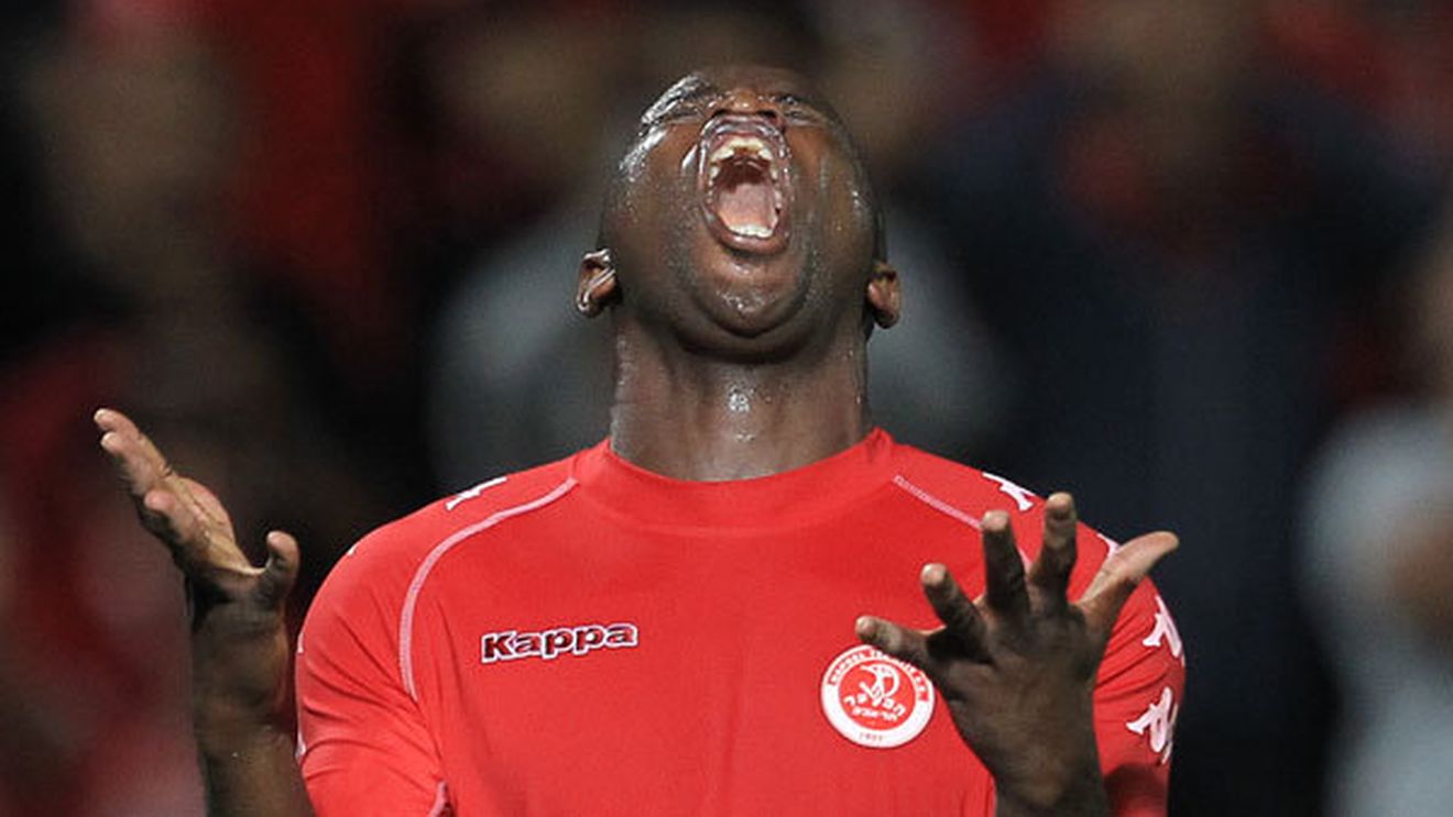 ȘOCANT! Un jucător care a fost pe lista Stelei a trăit cea mai mare umilință a carierei!** Fanii au aruncat cu banane în el, dar ce a făcut arbitrul e de NECREZUT